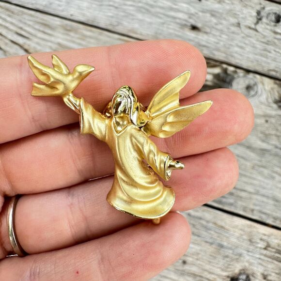 Vintage Jewelry Gold Tone Angel With Dove Pin Angel brooch religious brooch - Picture 1 of 5